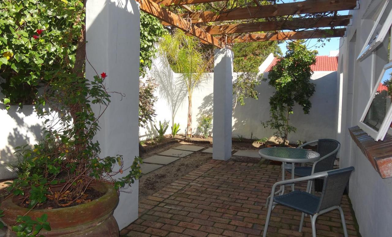 Be My Guest Lodge Bloubergstrand Bagian luar foto