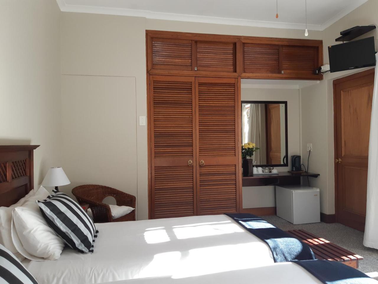 Be My Guest Lodge Bloubergstrand Bagian luar foto