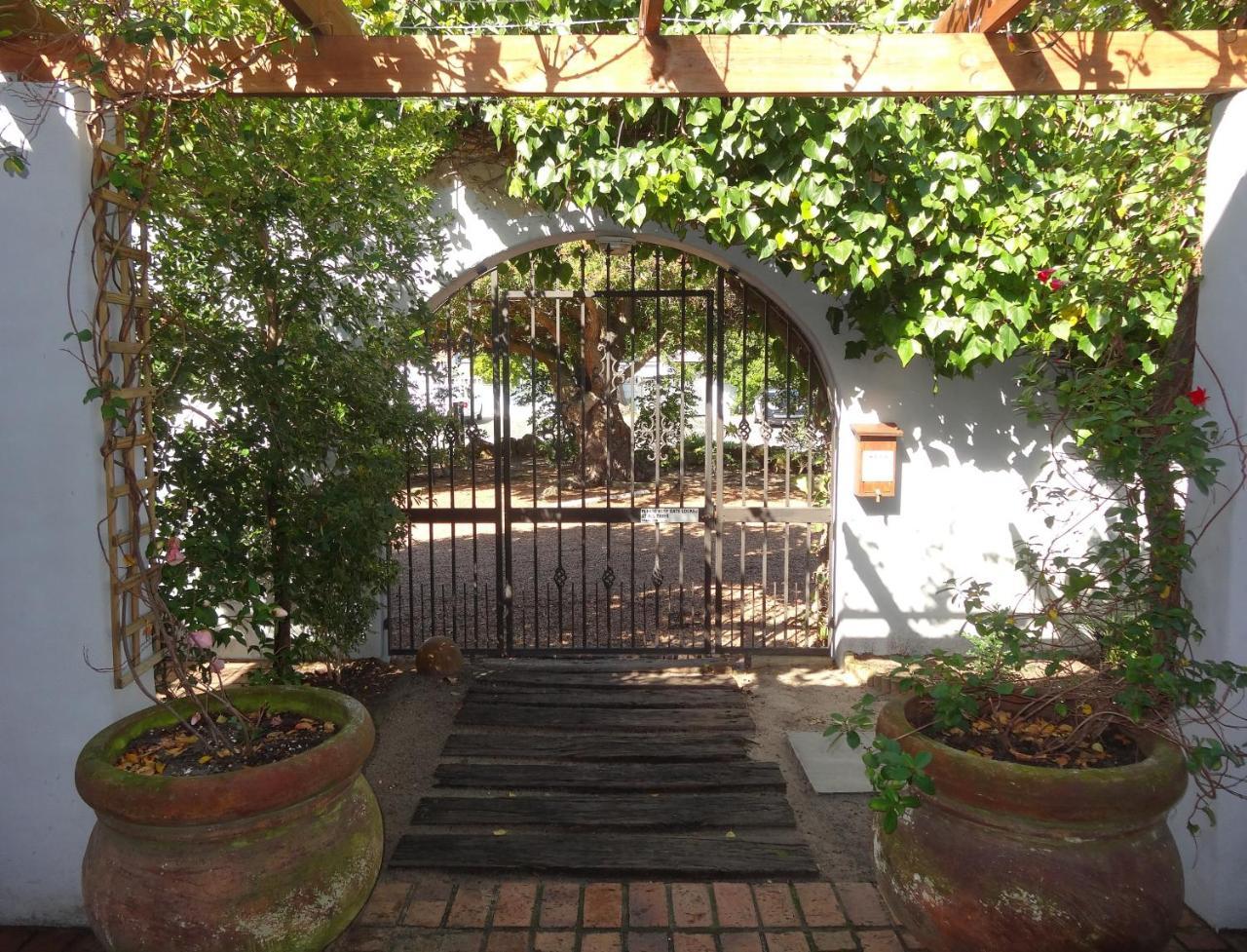 Be My Guest Lodge Bloubergstrand Bagian luar foto
